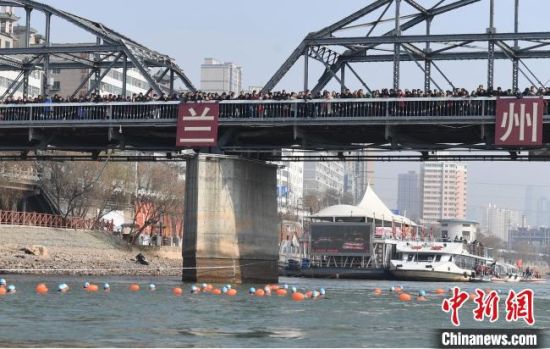 圖為活動(dòng)現(xiàn)場(chǎng)冬泳愛好者表演“漂游”?！钇G敏 攝