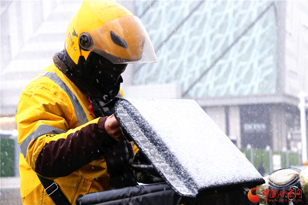 2020年第一場雪巧遇“小寒” 蘭州人請(qǐng)收下?。ńM圖）