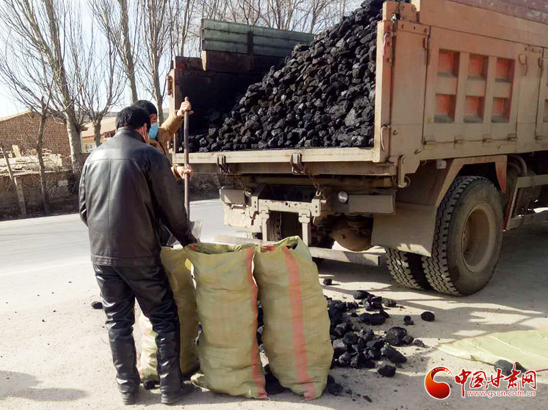 【甘肅全民戰(zhàn)“疫”】雪中送炭！會(huì)寧一企業(yè)為基層防控點(diǎn)捐贈(zèng)10噸愛心煤（圖）