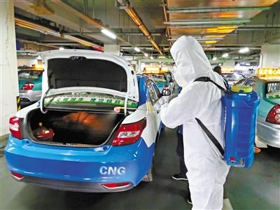 免費接送一線抗“疫”人員 蘭州奔馬雷鋒車隊，你們真棒！