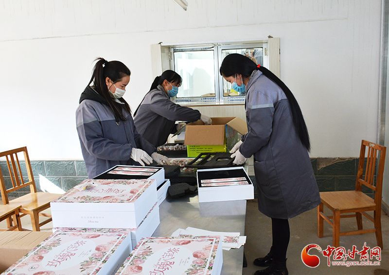 【甘肅全民戰(zhàn)“疫”】瓜州：“扶貧車間”生產忙