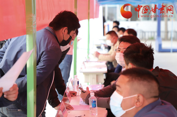 【甘肅省決戰(zhàn)決勝脫貧攻堅】扶貧又扶志！把“就業(yè)大禮包”送到貧困戶家門口（圖）