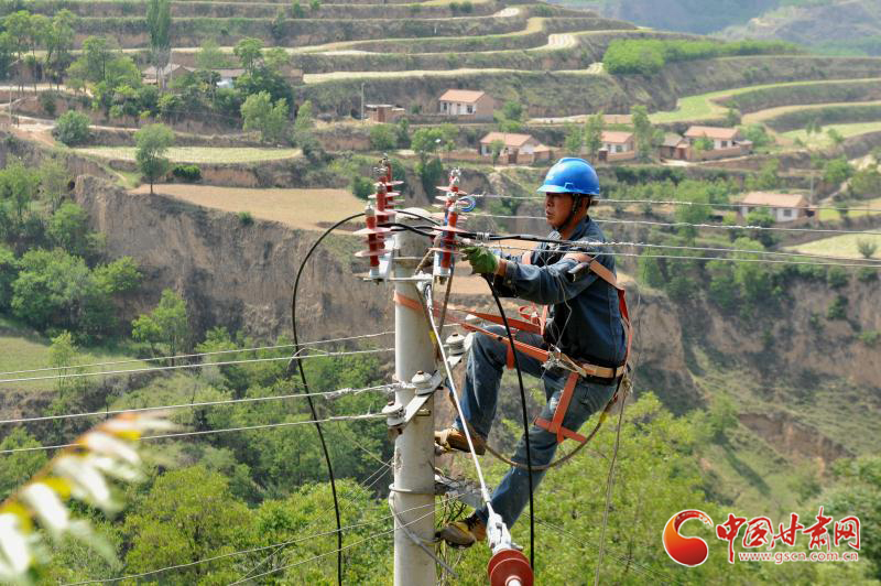 【甘肅省決戰(zhàn)決勝脫貧攻堅(jiān)】國(guó)網(wǎng)平?jīng)龉╇姽荆恒y線(xiàn)架起連心橋  電網(wǎng)照亮富民路（圖）