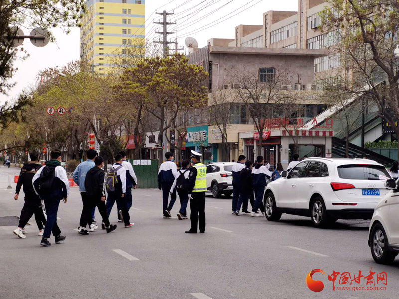 保駕護(hù)航！涼州公安交警“護(hù)學(xué)崗” 撐起“平安傘”