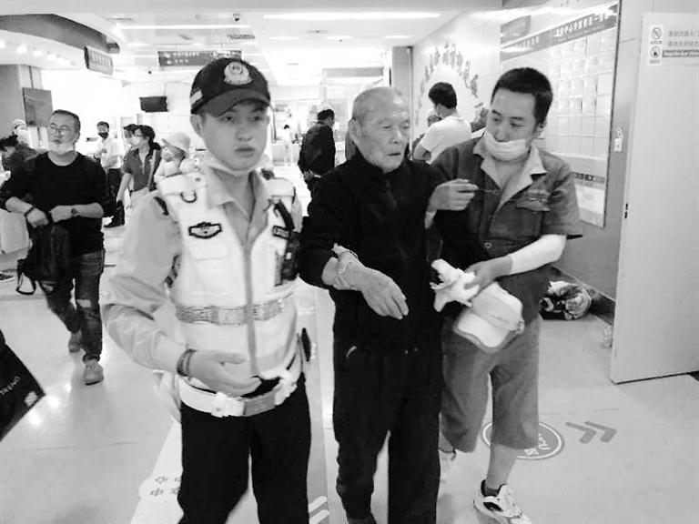 蘭州街頭最美的一次逆行！耄耋老人摔倒街頭 交警的哥合力救助3分鐘