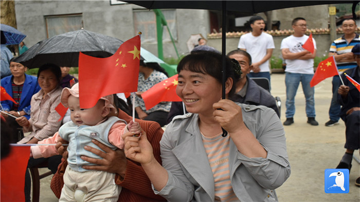 隴南市紀(jì)委監(jiān)委黨員干部與宕昌縣官亭鎮(zhèn)杜家村群眾一起慶祝黨的生日。_副本.jpg