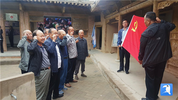 7月1日，臨夏州紀(jì)委監(jiān)委機(jī)關(guān)黨總支組織退休黨支部部分黨員前往東鄉(xiāng)縣布楞溝村史館，開(kāi)展主題黨日活動(dòng)。_副本.jpg