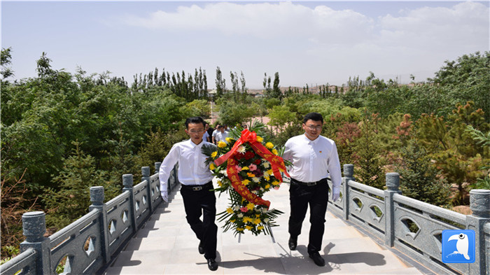 七一”前夕，白銀市紀(jì)委監(jiān)委機(jī)關(guān)黨委組織黨員來(lái)到紅軍西路軍景泰烈士陵園開(kāi)展主題黨日活動(dòng)。 朱鵬拍攝_副本.jpg
