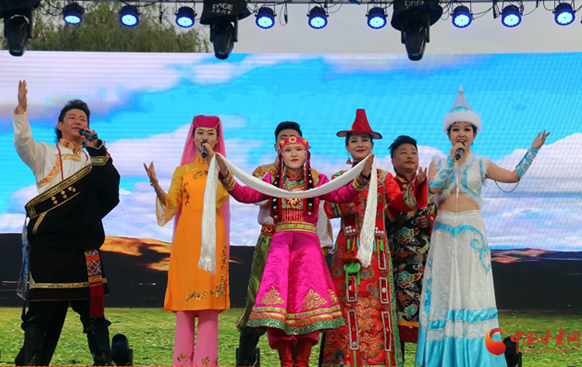 瓜果飄香盛夏季 民族團(tuán)結(jié)歌舞歡 ——“石榴杯”甘肅省民族團(tuán)結(jié)進(jìn)步創(chuàng)建“一廊一區(qū)一帶”行動文藝巡演走進(jìn)酒泉市（圖）