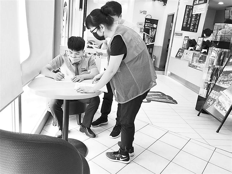 蘭州五里鋪西社區(qū)開展“厲行節(jié)約 拒絕浪費(fèi)”主題宣傳活動(dòng)