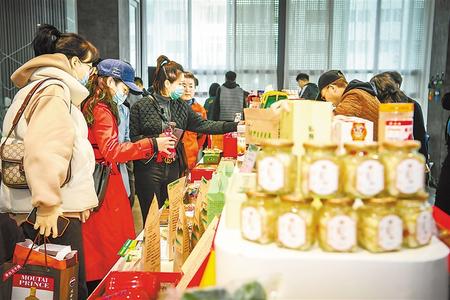 今天，在這里聽(tīng)榆中的脫貧故事 ——榆中縣“脫貧攻堅(jiān)宣傳周”發(fā)布活動(dòng)暨脫貧攻堅(jiān)主題成就展啟動(dòng)側(cè)記