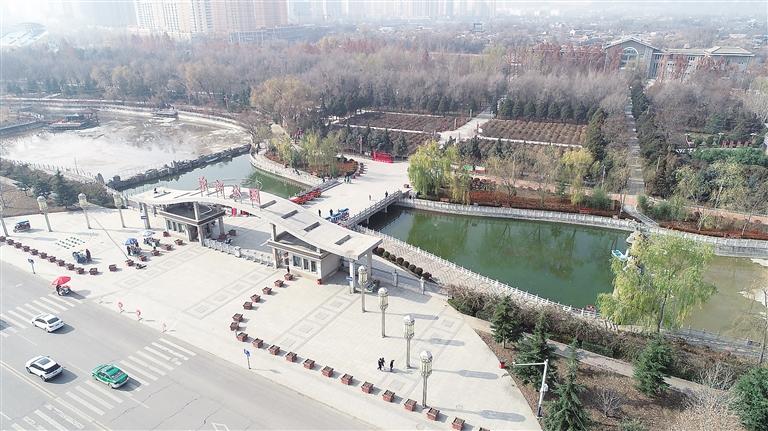 　初冬時(shí)節(jié)，臨夏市東郊公園里,楓樹、松柏、云杉等樹木色彩斑斕