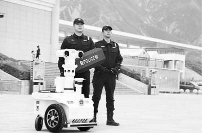 新奇！5G巡邏機(jī)器人亮相隴南武都街頭