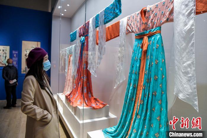 觀眾在參觀唐代服飾?！●樤骑w 攝