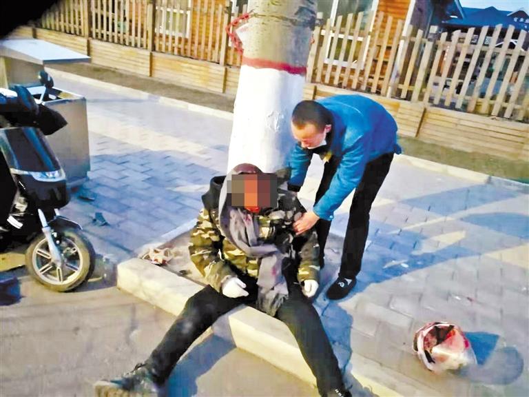 蘭州：騎摩托車男子清晨撞傷 熱心“的哥”全力救助！