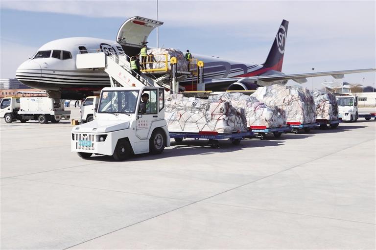 甘肅民航業(yè)開(kāi)通第三條牛羊肉專(zhuān)機(jī) 截至2月7日累計(jì)保障牛羊肉約550噸