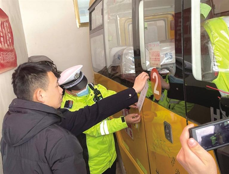 蘭州城關(guān)交警解封校車 打好開(kāi)學(xué)安全基礎(chǔ)