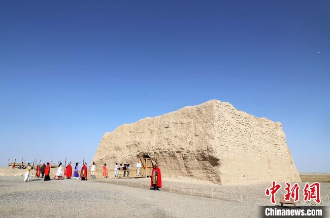 數(shù)十位身著古裝的女性通過(guò)體驗(yàn)賞漢舞、習(xí)漢禮、吟誦詩(shī)詞等中華傳統(tǒng)文化，再現(xiàn)古絲綢之路的繁華盛景?！⊥踺?攝