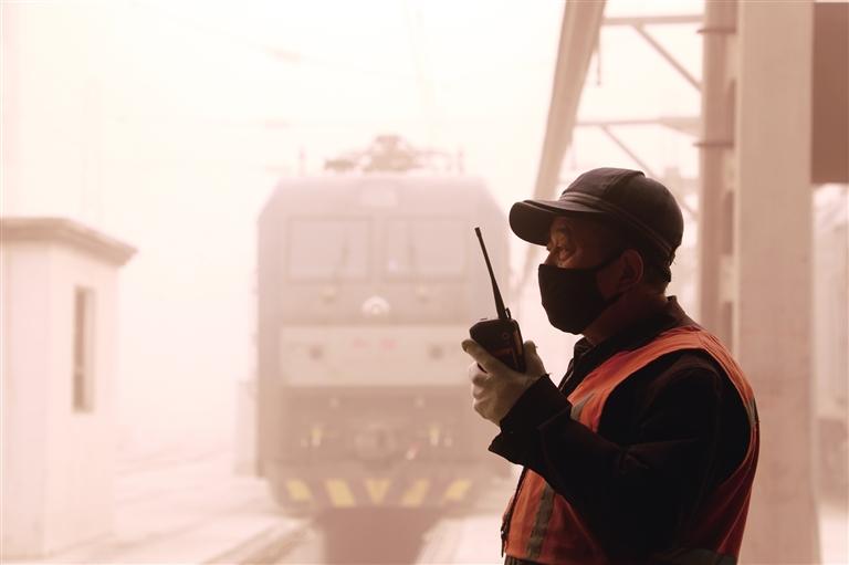 蘭州鐵路局加強(qiáng)線(xiàn)路設(shè)備巡視檢查確保運(yùn)輸安全