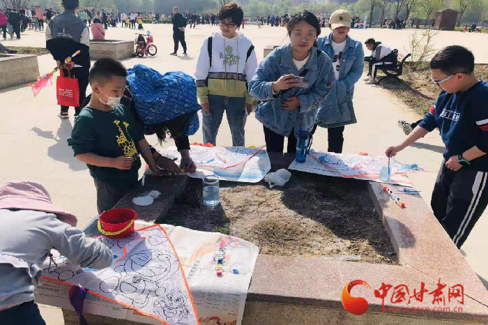 蘭州:  社區(qū)親子風(fēng)箏節(jié)  先畫再放樂(lè)趣多