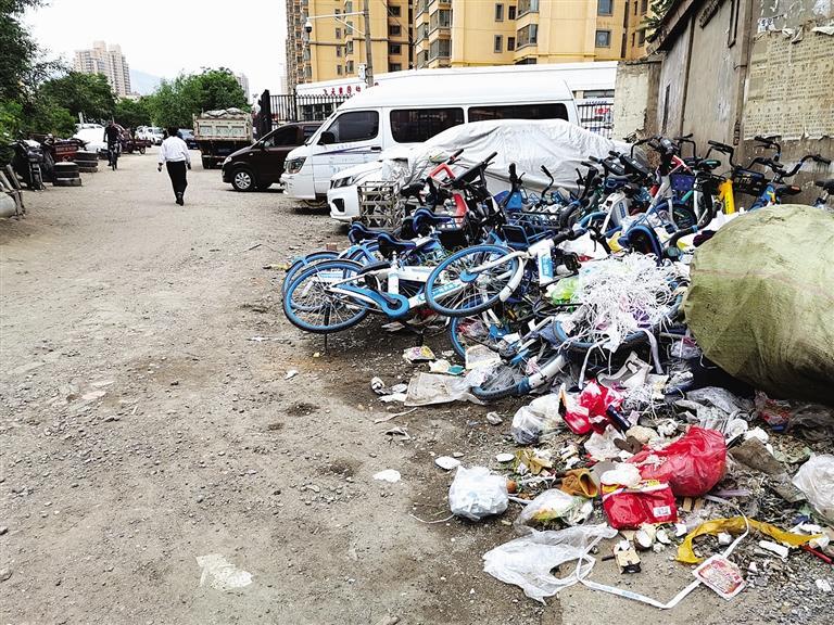 百米土路臟亂差，誰(shuí)來(lái)管？經(jīng)記者協(xié)調(diào)，社區(qū)組織志愿者進(jìn)行了清理