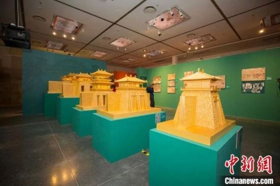 圖為呈現(xiàn)敦煌壁畫中的建筑和園林之美的復(fù)原模型。(資料圖) 敦煌研究院供圖