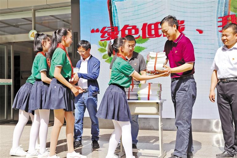 甘肅省生態(tài)環(huán)境廳開展送書進(jìn)?；顒?dòng)