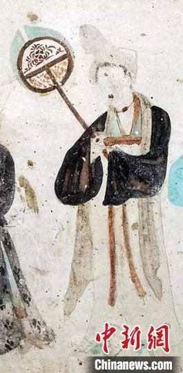 “一把小扇在手，笑對仲夏酷暑。”圖為莫高窟第468窟《執(zhí)團(tuán)扇女供養(yǎng)人》(中唐)?！《鼗脱芯吭汗﹫D