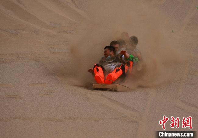 6月13日，敦煌鳴沙山月牙泉景區(qū)舉辦滑沙比賽。　馮豆 攝