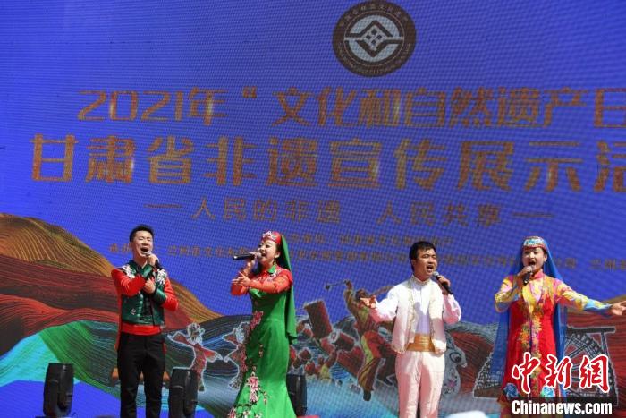 圖為甘肅臨夏回族自治州非遺傳承人演唱花兒?！钇G敏 攝