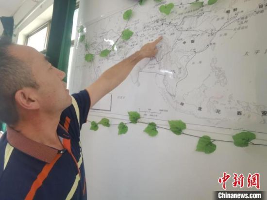 圖為甘肅省社會科學(xué)院絲綢之路研究所所長侯宗輝指出《絲綢之路古文明》課題組考察線路?！￠Z姣 攝