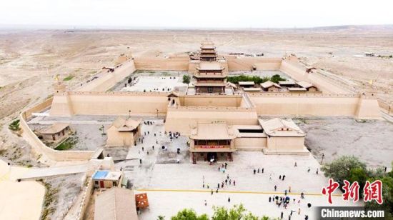 圖為7月中旬，世界文化遺產(chǎn)——嘉峪關(guān)，它是中國(guó)明代萬(wàn)里長(zhǎng)城的西端起點(diǎn)?！「哒埂z