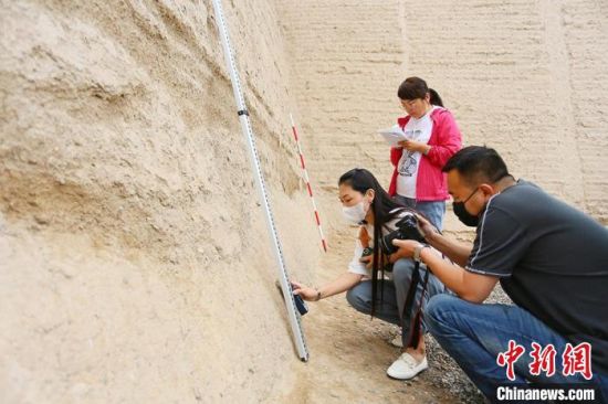 科技保護(hù)讓長(zhǎng)城價(jià)值的真實(shí)性和完整性得到有效延續(xù)和傳承。圖為文物工作者正在測(cè)量關(guān)城的相關(guān)數(shù)據(jù)。　高展 攝
