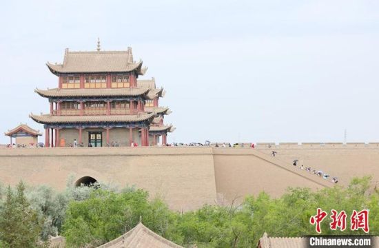 歷經(jīng)數(shù)十載保護修繕的古老關城得以延年益壽，成為了海內(nèi)外游客“絲路游”的必經(jīng)打卡地?！「哒?攝