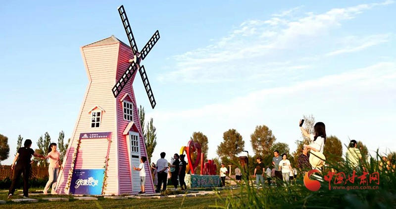 【小康圓夢·看甘肅】瓜州：外通內聯(lián)百業(yè)興 生態(tài)宜居鄉(xiāng)村美