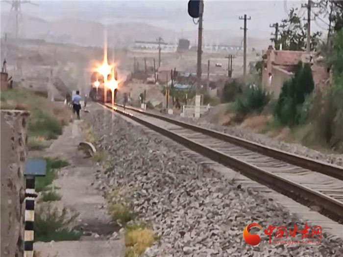 驚險(xiǎn)！火車來臨小男孩鐵路上玩耍 蘭鐵民警飛奔將其救下