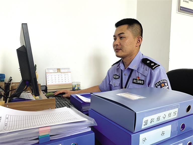 “身為黨員，就應(yīng)該第一個往前沖”