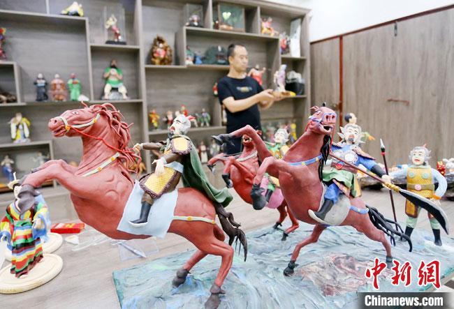 安秋平是成州面塑第五代傳承人，也是當(dāng)?shù)匚ㄒ粓?jiān)守面塑制作的人。　高展 攝