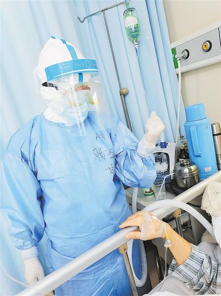 白衣天使 逆風(fēng)綻放——記第48屆南丁格爾獎(jiǎng)獲得者、慶陽(yáng)市人民醫(yī)院重癥監(jiān)護(hù)室護(hù)士長(zhǎng)脫亞莉