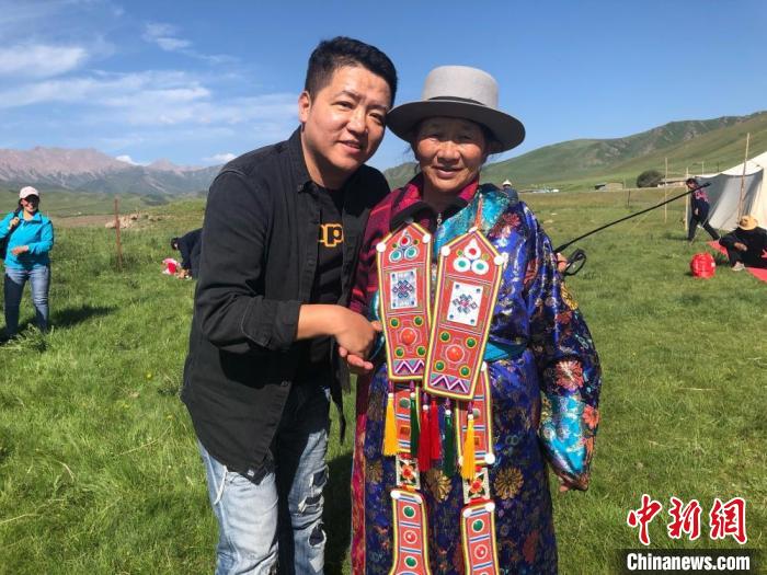 圖為拍攝紀(jì)錄片《西茂的婚禮》期間，張輝剛(左)與裕固族老人合影留念。(資料圖) 張輝剛供圖