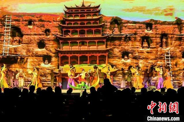 開(kāi)幕式文藝展示“相約敦煌”，通過(guò)數(shù)字技術(shù)將莫高窟“搬到”演出現(xiàn)場(chǎng)?！「拭C省文化和旅游廳供圖