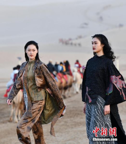 圖為敦煌服裝秀展示。 殷春永 攝