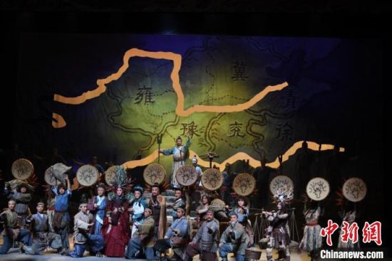 作為隴劇“梅花”，雷通霞在《大禹治水》中甘當(dāng)“綠葉”，該劇推出后，反響十分熱烈。(資料圖) 楊艷敏 攝