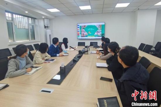 圖為甘肅教育出版社《寫給青少年的敦煌故事》叢書項(xiàng)目組，探討圖書封面設(shè)計(jì)?！￠Z姣 攝