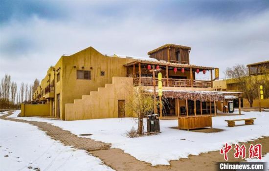 雪落敦煌月牙泉小鎮(zhèn)。　王斌銀 攝