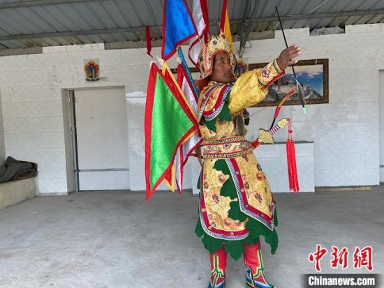 圖為完代才讓在外木村戲臺出演?！∷巫雨?攝