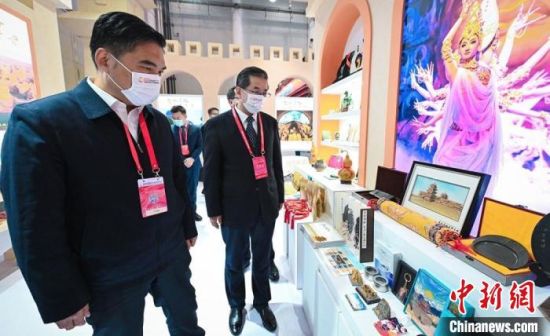 圖為甘肅省副省長孫雪濤(左)與甘肅省文化和旅游廳廳長陳衛(wèi)中(右)一同參觀“甘肅館”?！「拭C省文化和旅游廳供圖