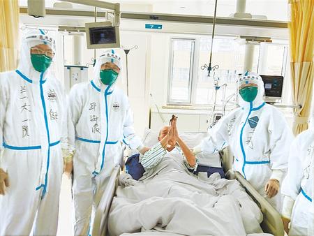 見(jiàn)危授命 白衣執(zhí)甲逆行出征