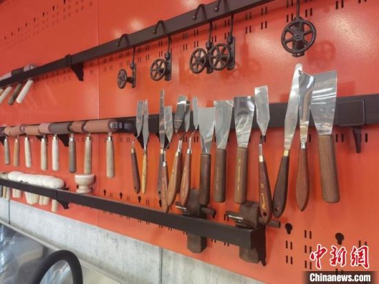 圖為徐晉林制作雕版敦煌壁畫所用工具。　閆姣 攝
