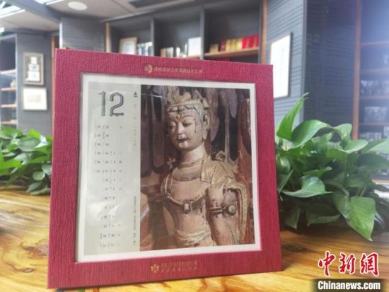 圖為徐晉林制作的敦煌題材的手工書《走進(jìn)沙漠敦煌——莫高窟與藏書票藝術(shù)》，深受讀者喜愛。　閆姣 攝